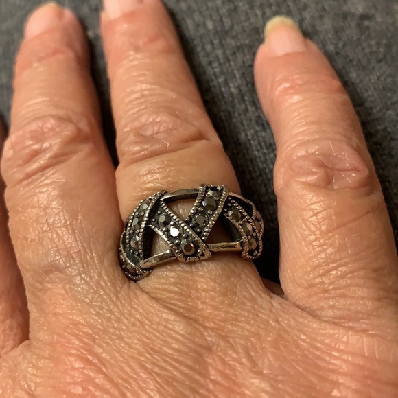 Beautiful Lia Sophia silver and hematite ring - Picture 2 of 4